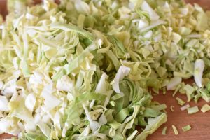 Coleslaw med spidskål - nem salat opskrift