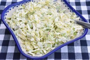 Coleslaw med spidskål - nem salat opskrift