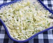 Coleslaw med spidskål - nem salat opskrift