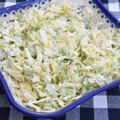 Coleslaw med spidskål - nem salat opskrift