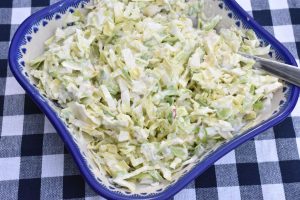 Coleslaw med spidskål - nem salat opskrift