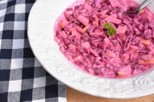 Russisk salat - nem opskrift på salat med rødbeder