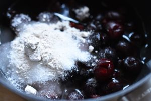 Kirsebærsovs - nem opskrift på hjemmelavet kirsebærsauce