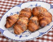 Hvidløgs croissanter - kuvertbrød af croissant dej på dåse