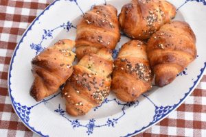 DSC_0240 • nogetiovnen.dk Hvidløgs croissanter - mini kuvertbrød af croissant dej på dåse