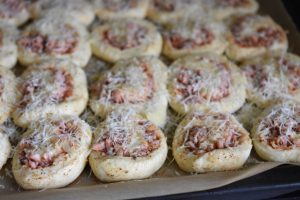 Pizzasnegle - opskrift på nem dej til bløde pizza snegle