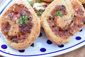 Pizzasnegle - opskrift på nem dej til bløde pizza snegle 