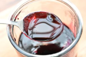 Brombærsirup - nem opskrift på hjemmelavet sirup med brombær 