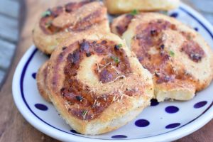 Pizzasnegle - opskrift på nem dej til bløde pizza snegle 