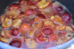 Mirabellegrød med fløde - opskrift på rød grød med mirabeller 