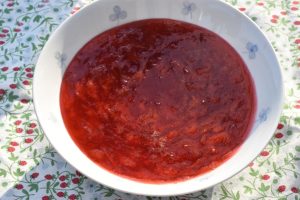 Mirabellegrød med fløde - opskrift på rød grød med mirabeller 