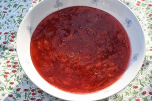 Mirabellegrød med fløde - opskrift på rød grød med mirabeller 