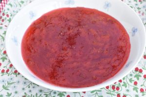 Mirabellegrød med fløde - opskrift på rød grød med mirabeller 