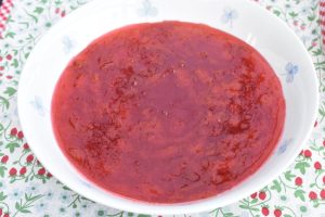 Mirabellegrød med fløde - opskrift på rød grød med mirabeller 