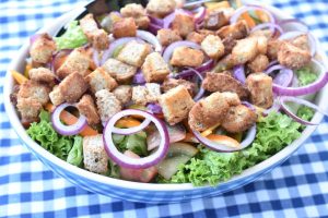 Brødsalat - nem opskrift på salat med croutoner