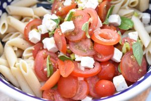 DSC_0354 • nogetiovnen.dk Caprese pastasalat med tomater og feta