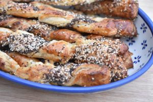 Frøsnapper med pikantost - nem opskrift med butterdej