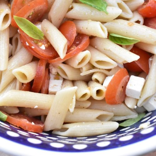 Caprese pastasalat med tomater og feta
