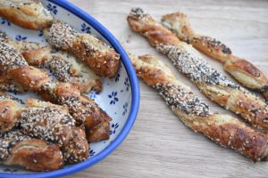 Frøsnapper med pikantost - nem opskrift med butterdej