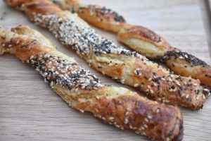 Frøsnapper med pikantost - nem opskrift med butterdej