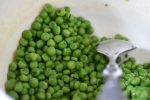 DSC_2069 • nogetiovnenstaging.com Ærtepesto - nem opskrift på pesto med ærter og mandler