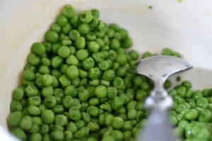Ærtepesto - nem opskrift på pesto med ærter og mandler