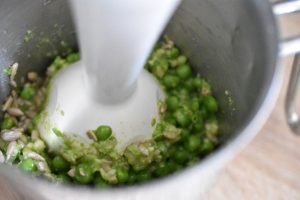 DSC_2071 • nogetiovnenstaging.com Ærtepesto - nem opskrift på pesto med ærter