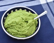 Ærtepesto - nem opskrift på pesto med ærter og mandler