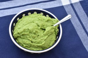 Ærtepesto - nem opskrift på pesto med ærter og mandler