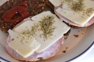 Rugbrødstoast med ost og skinke - i airfryer el. ovn