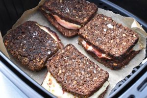 Rugbrødstoast med ost og skinke - i airfryer el. ovn