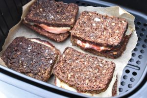 Rugbrødstoast med ost og skinke - i airfryer el. ovn