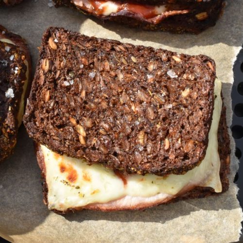 Rugbrødstoast med ost og skinke - i airfryer el. ovn