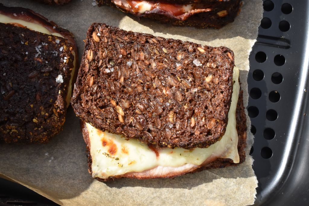 Rugbrødstoast med ost og skinke - i airfryer el. ovn