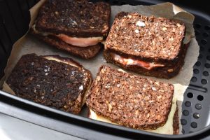 Rugbrødstoast med ost og skinke - i airfryer el. ovn