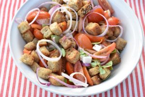 Panzanella - opskrift på italiensk brødsalat