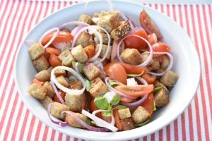 Panzanella - opskrift på italiensk brødsalat