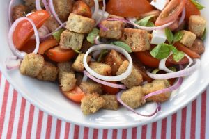 Panzanella - opskrift på italiensk brødsalat