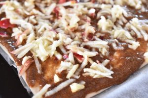 Hurtige kanelsnegle med revet æble - nem opskrift med pizzadej