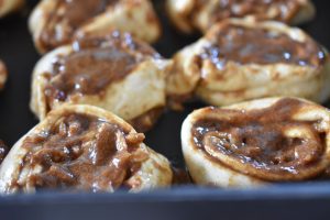 Hurtige kanelsnegle med revet æble - nem opskrift med pizzadej