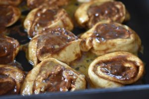 Hurtige kanelsnegle med revet æble - nem opskrift med pizzadej