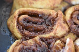 Hurtige kanelsnegle med revet æble - nem opskrift med pizzadej