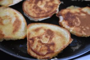 Æblebeignet med kanel sukker - æbleringe med dej