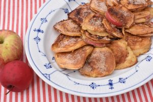DSC_0731 • nogetiovnen.dk Æbleringe i pandekage dej - æblebeignet med kanel sukker