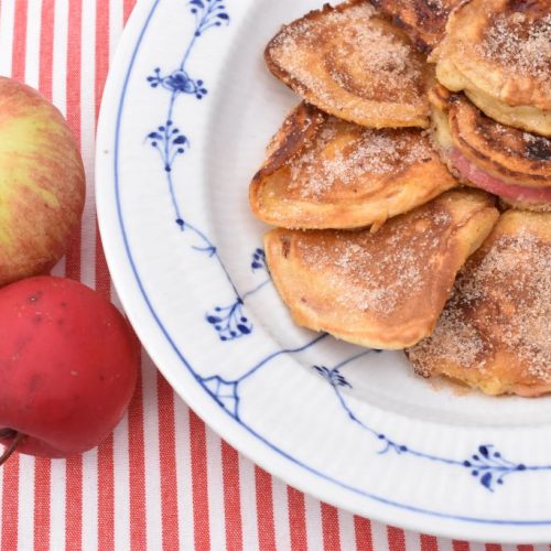 Æblebeignet med kanel sukker - æbleringe med dej
