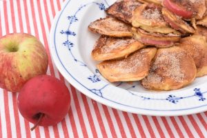 DSC_0733 • nogetiovnen.dk Æbleringe i pandekage dej - æblebeignet med kanel sukker