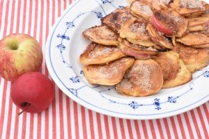 DSC_0734 • nogetiovnen.dk Æbleringe i pandekage dej - æblebeignet med kanel sukker