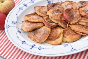 DSC_0735 • nogetiovnen.dk Æbleringe i pandekage dej - æblebeignet med kanel sukker