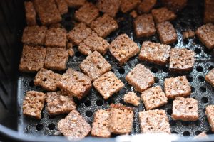 Rugbrødscroutoner i ovn el. airfryer - sunde croutoner