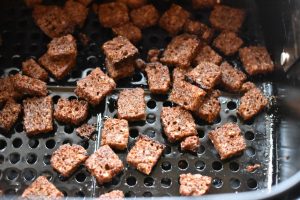 Rugbrødscroutoner i ovn el. airfryer - sunde croutoner